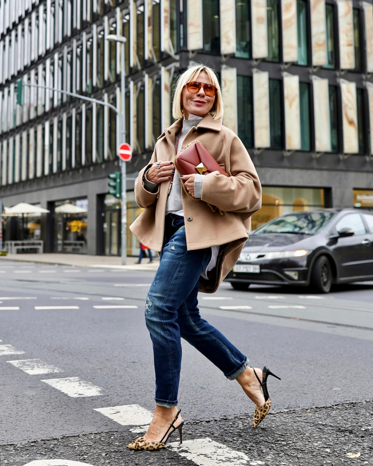 Os básicos de moda são a opção correta para economizar em tempos de crise e andar sempre bem vestida